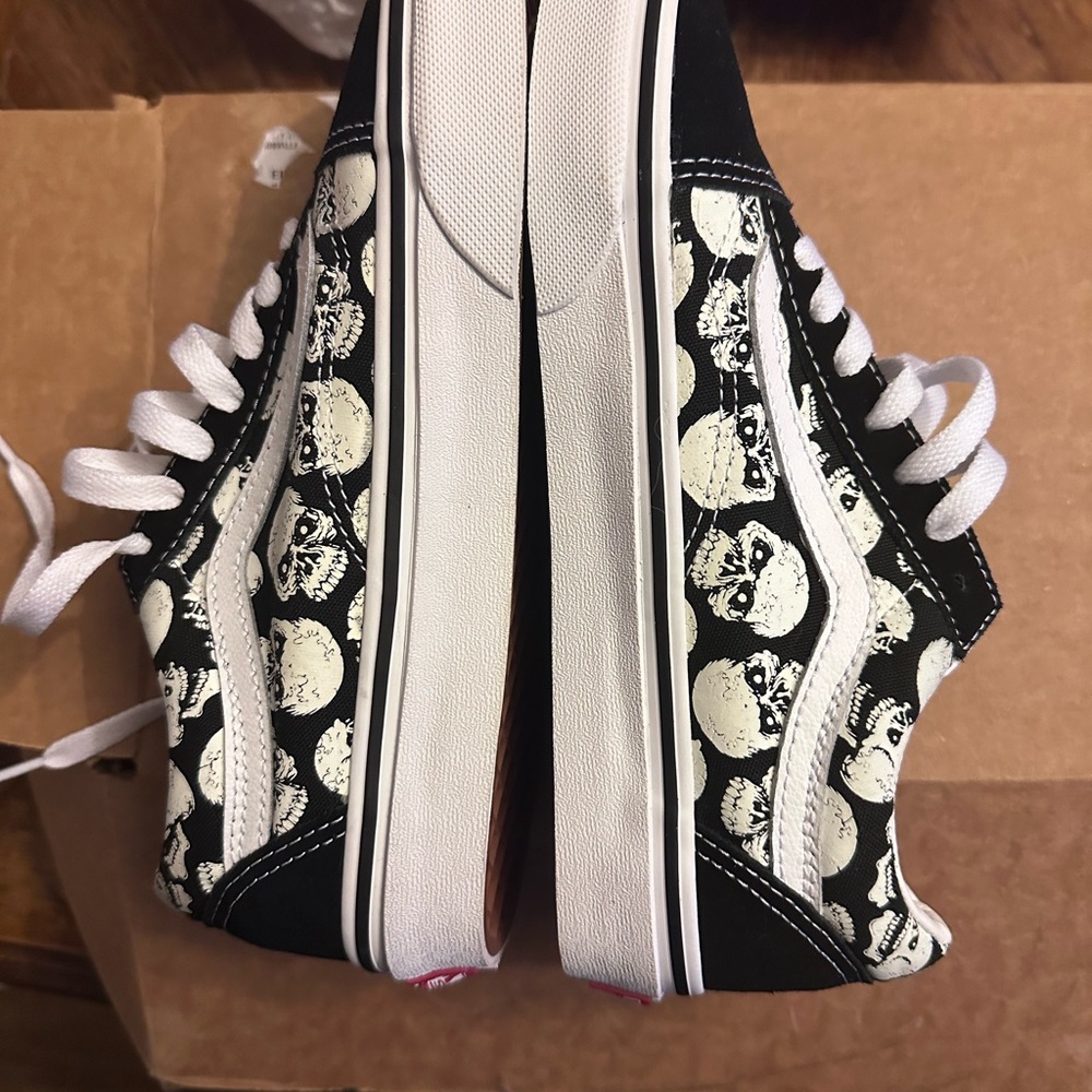 Vans Old Skool (Tm Glow Skulls) Size 5 mens /6.5 women’s.